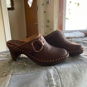 Gorgeous Frye Charlotte Ring Clog Mule Slide